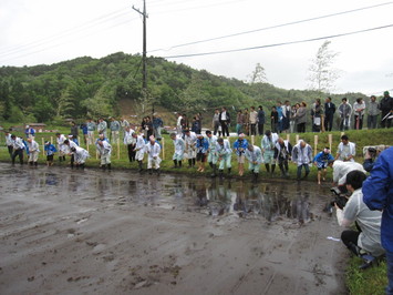 （写真）地元の子供達と一緒に