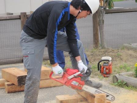 （写真）実際にチェーンソーの操作