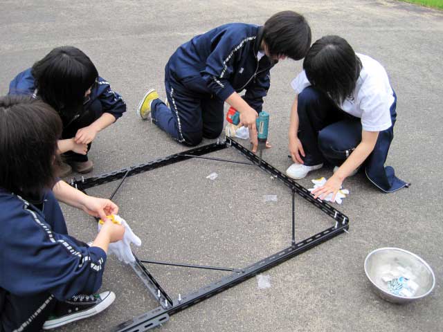 （写真）箱ワナ制作中１