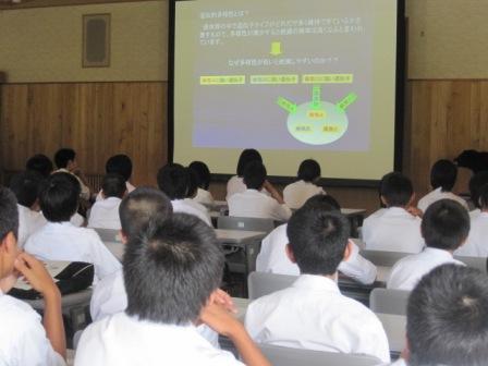 （写真）真剣に説明を聞きいっている生徒さん