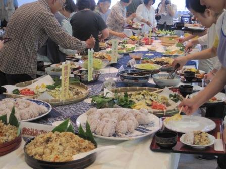 （写真）バイキング昼食