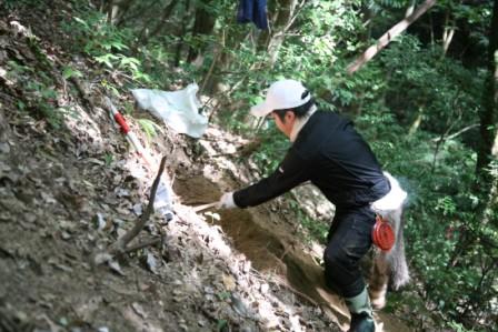 （写真）現地で作業をしている松本さん