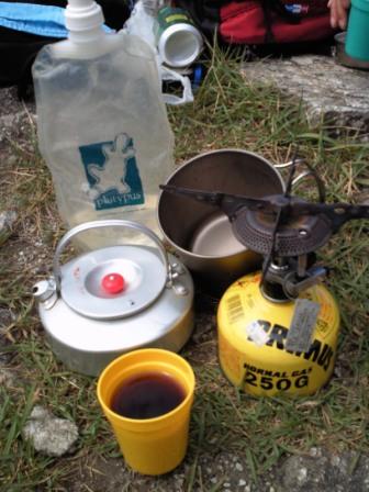 （写真）頂上で飲むコーヒー