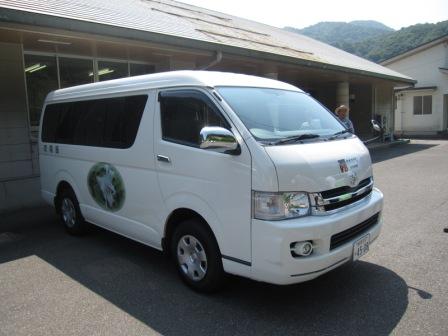 （写真）車両と谷公民館