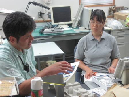 （写真）竹下主任研究員と山田さん
