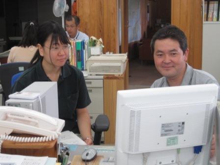 （写真）中山科長と山田さん