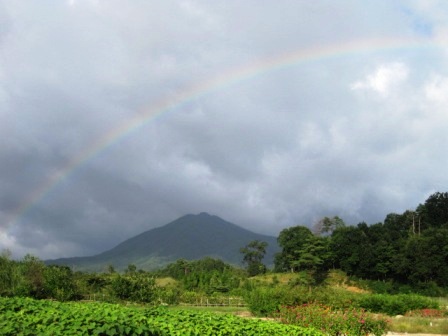 （写真）琴引山と虹