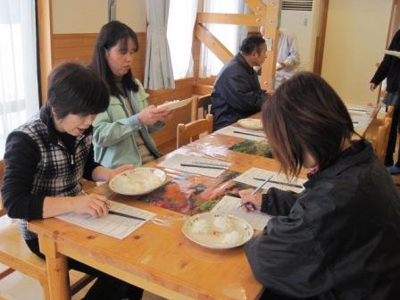 （写真）食味調査中