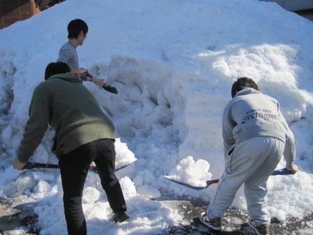 （写真）かまくら作りに挑戦！