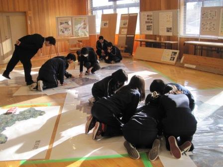 （写真）調べて附箋を貼っています