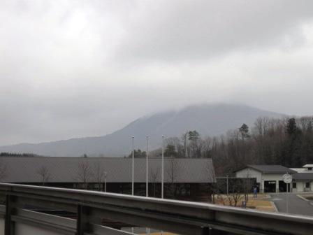 （写真）センターから見える琴引山