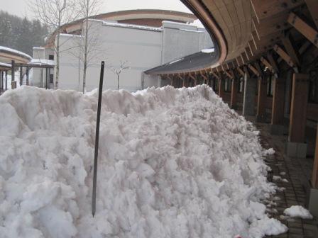 （写真）屋根からずり落ちた積雪