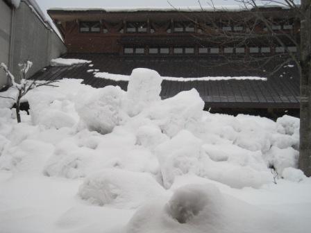 （写真）ゴロゴロした雪１