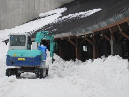 （写真）除雪中