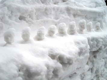 （写真）小さな雪だるま