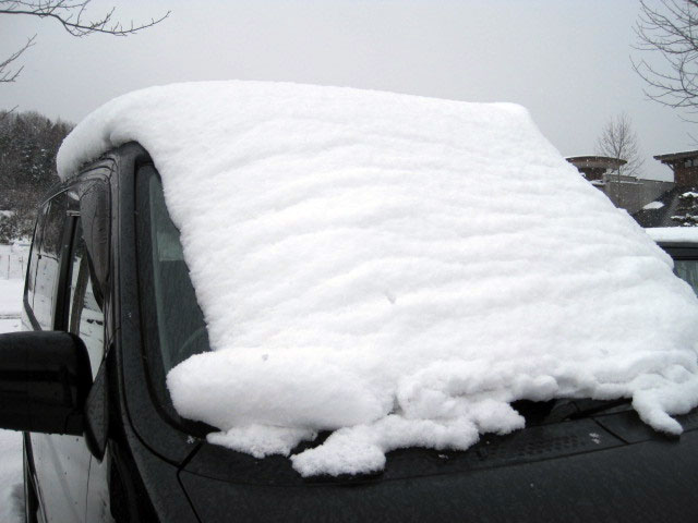（写真）車に積もった雪