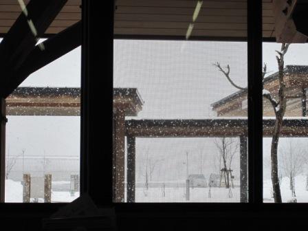 （写真）窓の外は雪が降っています
