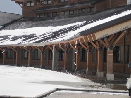 （写真）屋根からとけ落ちる雪