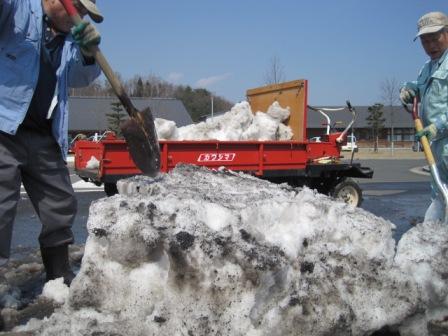 （写真）残雪の塊も撤去