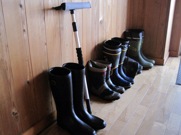 （写真）雪かき棒と長靴