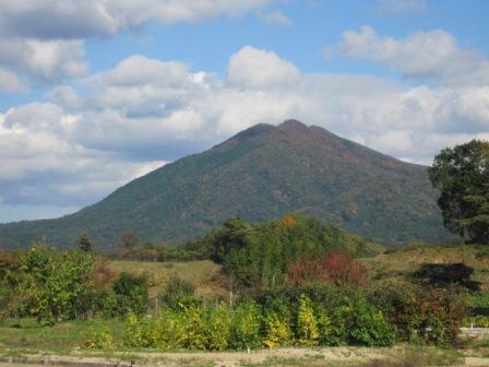 （写真）センターから見える琴引山