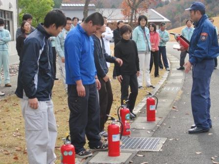 （写真）消火器使用訓練