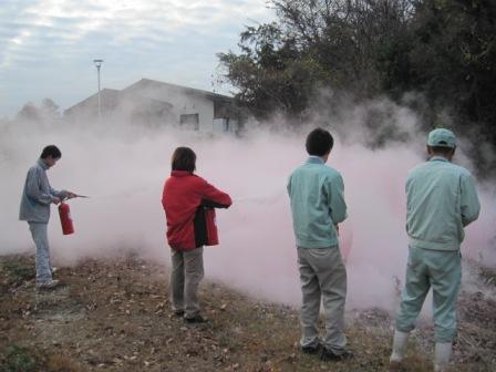 （写真）消火器使用訓練２