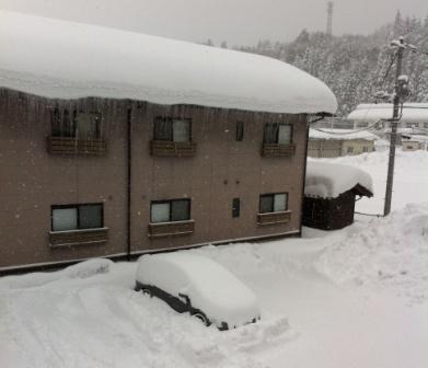 （写真）車が雪で埋まっています