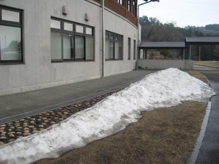 （写真）センター裏にある雪