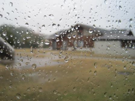 （写真）窓ガラスの雨滴