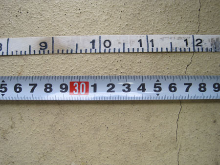 （写真）直径巻尺と一般的なスケールの目盛と比較