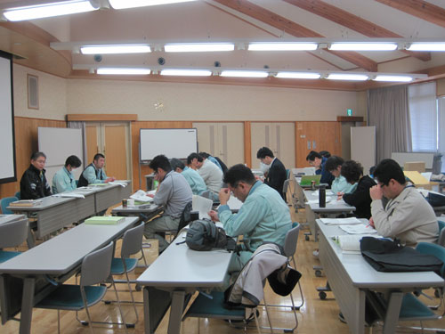 （写真）会議中