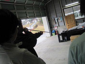 （写真）吹き矢研修