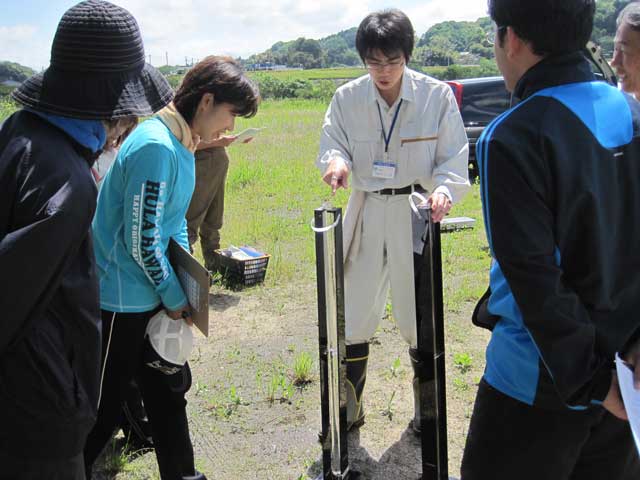 （写真）透視度計で水の濁りを確認