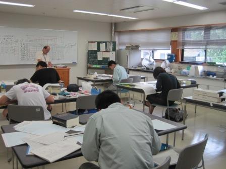 （写真）2年生の作業道測量設計実習