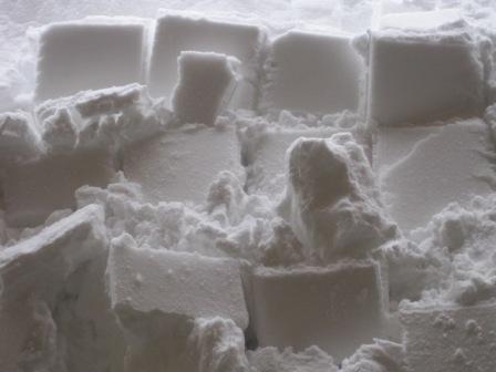 （写真）屋根から落ちた雪