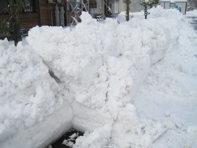 （写真）よけられた雪