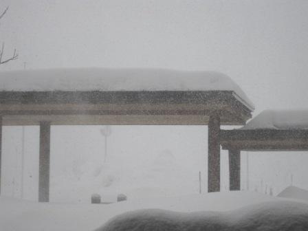 （写真）窓の外は吹雪いています