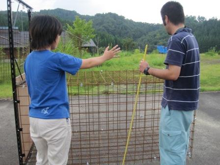 （写真）箱罠の前にて