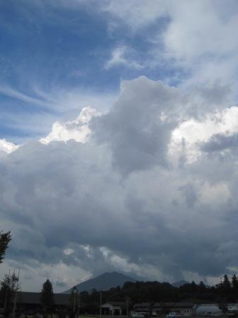 （写真）灰色の雲が広がっています