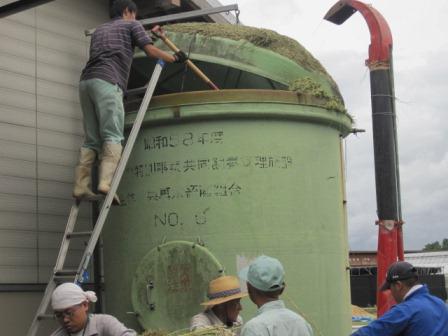 （写真）いざ、サイロの中へ