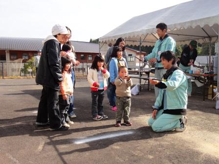 （写真）吹き矢で射的