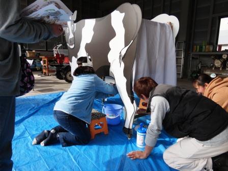 (写真）乳牛の搾乳模擬体験