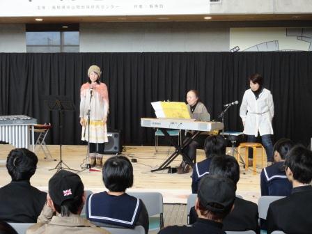 （写真）アンサンブルユニットKAKOさんによる演奏