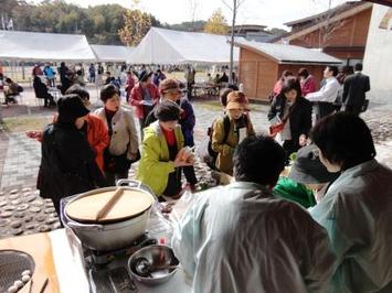 （写真）テントや軒下