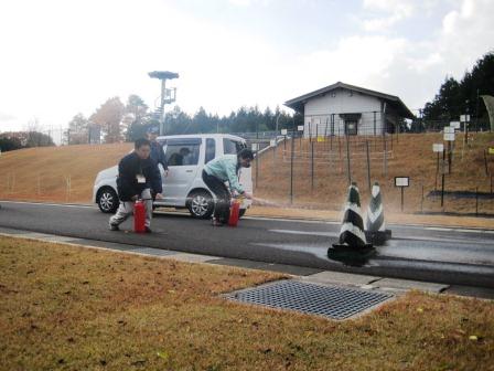 （写真）消火器の使い方を習いました