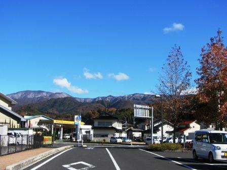 （写真）白くなっている大万木山