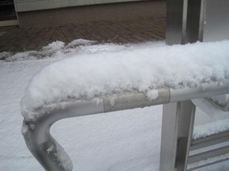 （写真）手すりにも雪