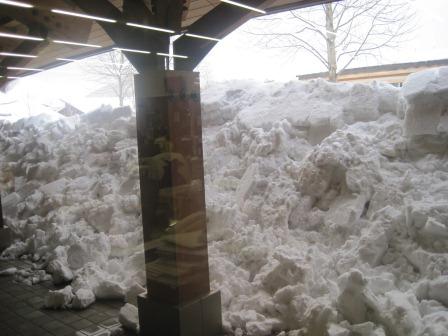 （写真）事務室中から見える雪