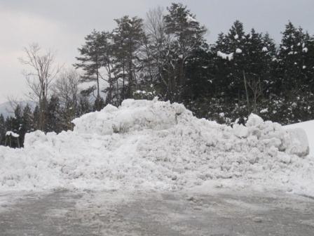 （写真）除雪された雪山